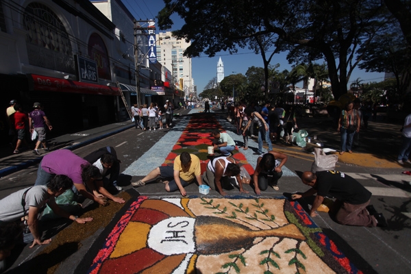 Foto de arquivo mostra confecção do tapete próximo a praça